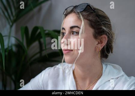 Jeune femme d'affaires caucasienne sérieuse portrait de tête de tir. Femme d'affaires millénaire réfléchie regardant loin avec le visage pensif, rêvant, réfléchissant aux tâches du projet, résolution de problèmes Banque D'Images