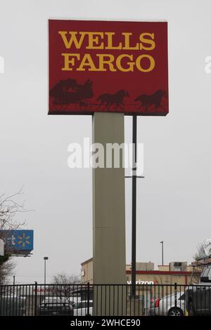 San Antonio, États-Unis. 09th Feb, 2024. Vue extérieure et signalisation d'une succursale bancaire Wells Fargo sur Military Drive à San Antonio, Texas, États-Unis, le 9 février 2024. Selon le Federal Financial institutions Examination Council des États-Unis, en 2023, Wells Fargo a gagné plus de revenus en frais de découvert que Bank of America, mais moins que JP Morgan Chase. (Photo de Carlos Kosienski/Sipa USA) crédit : Sipa USA/Alamy Live News Banque D'Images