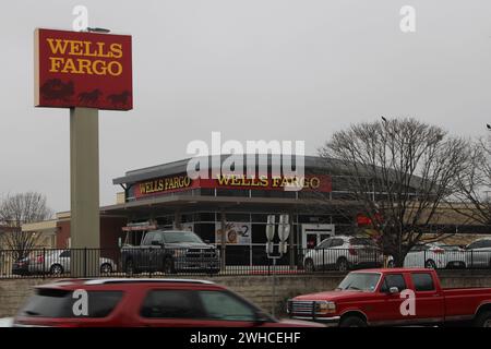 San Antonio, États-Unis. 09th Feb, 2024. Vue extérieure et signalisation d'une succursale bancaire Wells Fargo sur Military Drive à San Antonio, Texas, États-Unis, le 9 février 2024. Selon le Federal Financial institutions Examination Council des États-Unis, en 2023, Wells Fargo a gagné plus de revenus en frais de découvert que Bank of America, mais moins que JP Morgan Chase. (Photo de Carlos Kosienski/Sipa USA) crédit : Sipa USA/Alamy Live News Banque D'Images