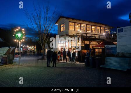 Vacanciers debout devant l'Inselrestaurant Seeblick sur la mer Baltique, Prerow, Mecklembourg-Poméranie occidentale, Allemagne Banque D'Images
