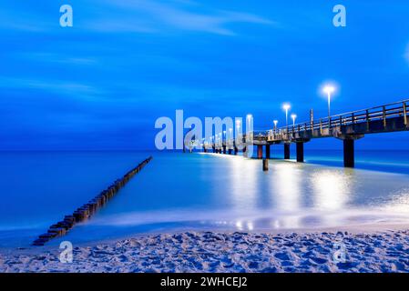 Gondole de plongée et jetée à l'heure bleue, Zingst, Mecklenburg-Vorpommern, Allemagne Banque D'Images