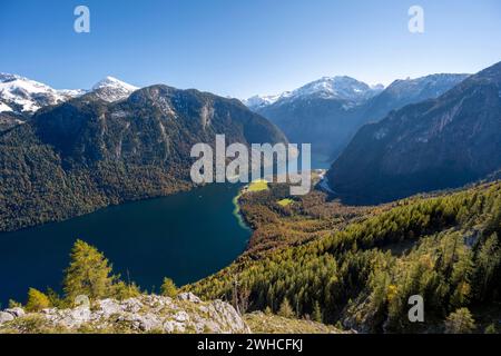 Vue sur le Königssee depuis le sentier de randonnée de montagne Rinnkendlsteig, forêt automnale et montagnes enneigées, parc national de Berchtesgaden, Berchtes Banque D'Images