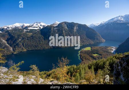 Vue sur le Königssee depuis le sentier de randonnée de montagne Rinnkendlsteig, forêt automnale et montagnes enneigées, parc national de Berchtesgaden, Berchtes Banque D'Images