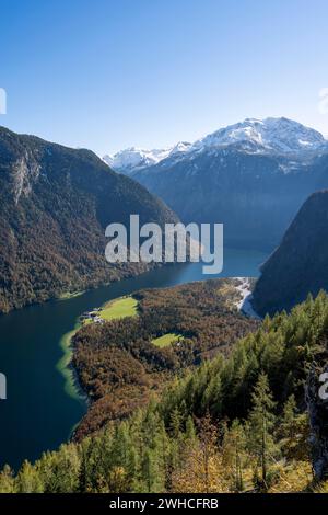 Vue sur le Koenigssee depuis le sentier de randonnée de montagne Rinnkendlsteig, forêt automnale et montagnes enneigées, parc national de Berchtesgaden Banque D'Images