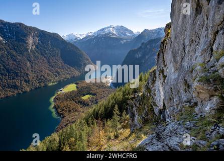 Vue sur le Koenigssee depuis le sentier de randonnée de montagne Rinnkendlsteig, forêt automnale et montagnes enneigées, parc national de Berchtesgaden Banque D'Images