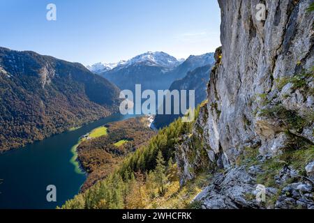 Vue sur le Koenigssee depuis le sentier de randonnée de montagne Rinnkendlsteig, forêt automnale et montagnes enneigées, parc national de Berchtesgaden Banque D'Images