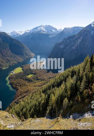 Vue sur le Koenigssee depuis le sentier de randonnée de montagne Rinnkendlsteig, forêt automnale et montagnes enneigées, parc national de Berchtesgaden Banque D'Images