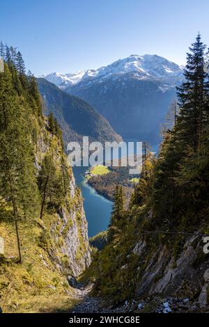 Vue sur le Koenigssee depuis le sentier de randonnée de montagne Rinnkendlsteig, forêt automnale et montagnes enneigées, parc national de Berchtesgaden Banque D'Images