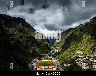 Stade entre les montagnes, Centro Desportivo da Madeira, Ribeira Brava, région autonome de Madère, Portugal, Europe Banque D'Images