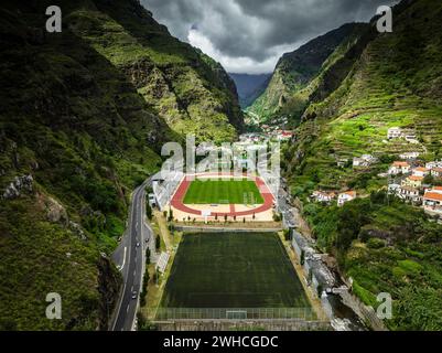 Stade entre les montagnes, Centro Desportivo da Madeira, Ribeira Brava, région autonome de Madère, Portugal, Europe Banque D'Images