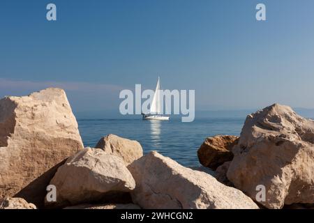 Bateau à voile sur la mer Adriatique, vu de la côte de Piran dans la saison estivale, Slovénie Banque D'Images