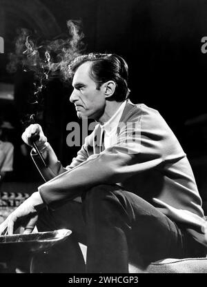 HUGH HEFNER le fondateur de Playboy magazine dans son bureau à propos