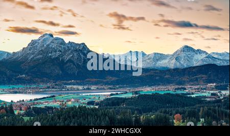 Aube dans les contreforts alpins près de Füssen. Vue sur les montagnes enneigées avec Säuling et Thaneller. Bavière, Allemagne, Tyrol, Autriche Banque D'Images