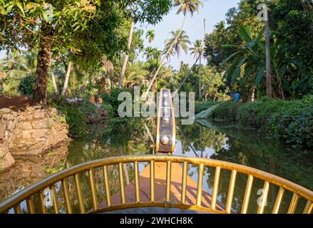 Vue de la proue d'un bateau de croisière offre une perspective d'un canal près de Kumarakom, Kerala Backwaters, Inde Banque D'Images