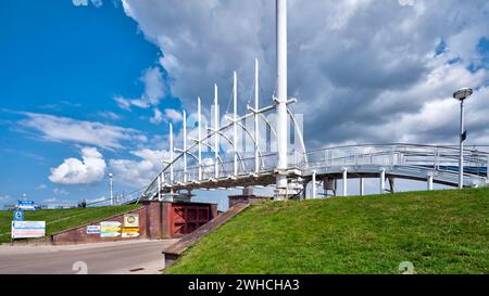 Ponts de digue, port, digue, vue sur la ville, Frise orientale, mer du Nord, Bensersiel, basse-Saxe, Allemagne, Banque D'Images