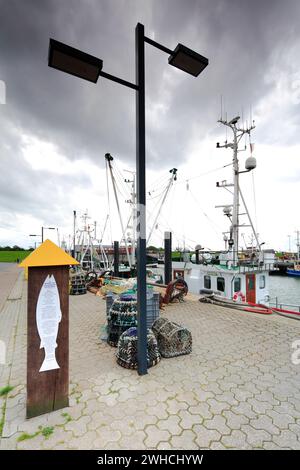 Croix noires, protestation, crevette dans le port, tourisme, pêcheurs, digue, Dornumersiel, Frise orientale, mer du Nord, Allemagne, Banque D'Images