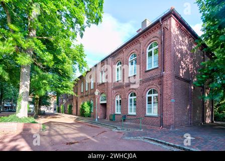 Salle paroissiale, protestante-luthérienne, équipée Église Magnus, façade de maison, vue sur la ville, architecture, Esens, Frise orientale, mer du Nord, basse-Saxe, Allemagne, Banque D'Images