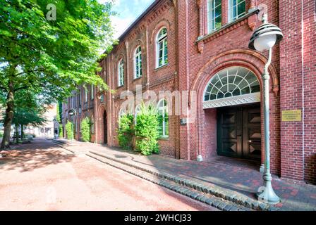 Salle paroissiale, protestante-luthérienne, équipée Église Magnus, façade de maison, vue sur la ville, architecture, Esens, Frise orientale, mer du Nord, basse-Saxe, Allemagne, Banque D'Images