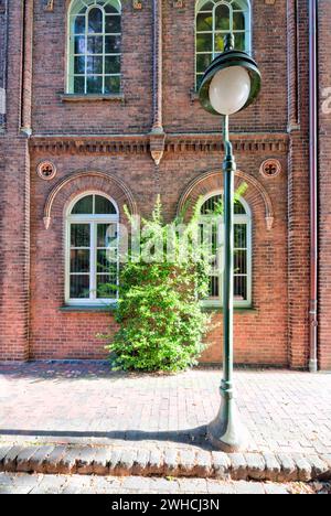 Salle paroissiale, protestante-luthérienne, équipée Église Magnus, façade de maison, vue sur la ville, architecture, Esens, Frise orientale, mer du Nord, basse-Saxe, Allemagne, Banque D'Images