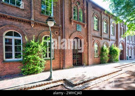 Salle paroissiale, protestante-luthérienne, équipée Église Magnus, façade de maison, vue sur la ville, architecture, Esens, Frise orientale, mer du Nord, basse-Saxe, Allemagne, Banque D'Images