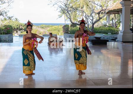 18.07.2023, Nusa Dua, Benoa, Bali, Indonésie, Asien - Traditionelle Tanzauffuehrung zweier klassischer balinesischer Taenzerinnen im Empfangsbereich der Hotelanlage des Grand Hyatt Bali in Nusa Dua. *** 18 07 2023, Nusa Dua, Benoa, Bali, Indonésie, représentation de danse traditionnelle asiatique par deux danseurs balinais classiques dans la zone de réception du complexe hôtelier Grand Hyatt Bali à Nusa Dua Banque D'Images