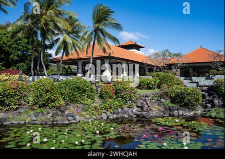 19.07.2023, Nusa Dua, Benoa, Bali, Indonésie, Asien - Aussenansicht der Hotelanlage Grand Hyatt Bali mit Gartenteich am Strand von Nusa Dua am suedlichen Zipfel der Insel. *** 19 07 2023, Nusa Dua, Benoa, Bali, Indonésie, Asie vue extérieure du complexe hôtelier Grand Hyatt Bali avec étang de jardin sur la plage de Nusa Dua à la pointe sud de l'île Banque D'Images