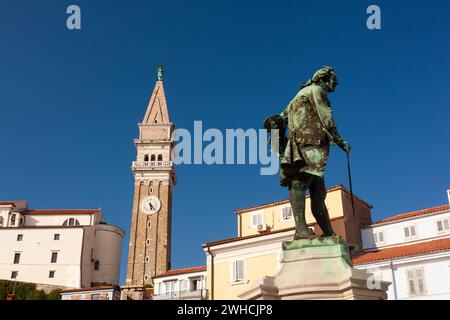 Statue du célèbre violoniste Giuseppe Tartini sur fond pittoresque de la place Tartini dans la charmante ville côtière de Piran, Slovénie, Europe Banque D'Images