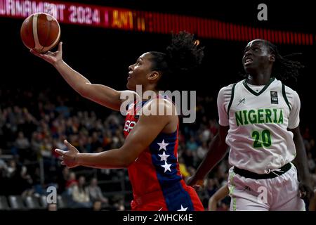 Anvers, Belgique. 09th Feb, 2024. L'américaine Rhyne Howard et la nigériane Murjanatu Musa photographiées en action lors d'un match de basket-ball entre le Nigeria et les États-Unis, vendredi 09 février 2024 à Anvers, lors du tournoi de qualification de basket-ball féminin FIBA pour les Jeux olympiques d'été de 2024 à Paris, France. PHOTO DIRK WAEM crédit : Belga News Agency/Alamy Live News Banque D'Images