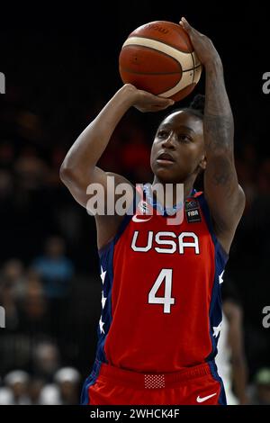 Anvers, Belgique. 09th Feb, 2024. La américaine Jewell Loyd photographiée en action lors d'un match de basket-ball entre le Nigeria et les USA, vendredi 09 février 2024 à Anvers, lors du tournoi de qualification de basket-ball féminin FIBA pour les Jeux olympiques d'été de 2024 à Paris, France. PHOTO DIRK WAEM crédit : Belga News Agency/Alamy Live News Banque D'Images