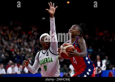 Anvers, Belgique. 09th Feb, 2024. La nigériane Ifunanya Okoro et la américaine Jewell Loyd photographiées en action lors d'un match de basket-ball entre le Nigeria et les Etats-Unis, vendredi 09 février 2024 à Anvers, lors du tournoi de qualification de basket-ball féminin FIBA pour les Jeux olympiques d'été de 2024 à Paris, France. PHOTO DIRK WAEM crédit : Belga News Agency/Alamy Live News Banque D'Images