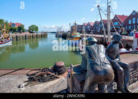 Deux sculptures, vieux et jeunes pêcheurs, port, jetée, vue sur la ville, Neuharlingersiel, Frise orientale, mer du Nord, Allemagne, Banque D'Images