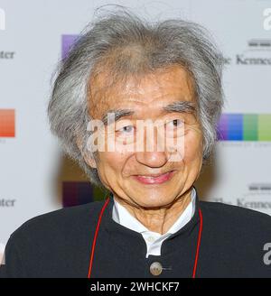 9 février 2024 : SEIJI OZAWA, le chef d'orchestre qui a dirigé l'Orchestre symphonique de Boston plus longtemps que tout autre directeur musical, est décédé à l'âge de 88 ans. PHOTO PRISE LE : 5 décembre 2015, Washington, DC, USA : le chef d'orchestre Seiji Ozawa arrive pour le dîner officiel de l'artiste honorant les récipiendaires du 38e prix annuel du Kennedy Center Honors organisé par le secrétaire d'État des États-Unis John F. Kerry au département d'État des États-Unis à Washington, DC (crédit image : © Ron Sachs/CNP via ZUMA Wire) USAGE ÉDITORIAL EXCLUSIF ! Non destiné à UN USAGE commercial ! Banque D'Images