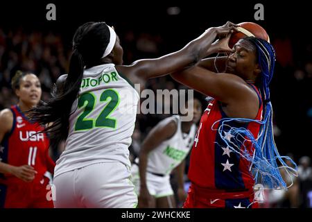 Anvers, Belgique. 09th Feb, 2024. La bénédiction nigériane Ejiofor et l'américaine Aliyah Boston photographiées en action lors d'un match de basket-ball entre le Nigeria et les États-Unis, vendredi 09 février 2024 à Anvers, lors du tournoi de qualification de basket-ball féminin FIBA pour les Jeux olympiques d'été de 2024 à Paris, France. PHOTO DIRK WAEM crédit : Belga News Agency/Alamy Live News Banque D'Images