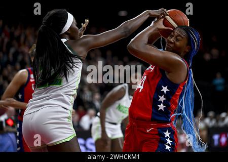 Anvers, Belgique. 09th Feb, 2024. La bénédiction nigériane Ejiofor et l'américaine Aliyah Boston photographiées en action lors d'un match de basket-ball entre le Nigeria et les États-Unis, vendredi 09 février 2024 à Anvers, lors du tournoi de qualification de basket-ball féminin FIBA pour les Jeux olympiques d'été de 2024 à Paris, France. PHOTO DIRK WAEM crédit : Belga News Agency/Alamy Live News Banque D'Images