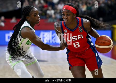 Anvers, Belgique. 09th Feb, 2024. La promesse nigériane Amukamara et l'américaine Jackie Young photographiés en action lors d'un match de basket-ball entre le Nigeria et les États-Unis, vendredi 09 février 2024 à Anvers, lors du tournoi de qualification de basket-ball féminin FIBA pour les Jeux olympiques d'été de 2024 à Paris, France. PHOTO DIRK WAEM crédit : Belga News Agency/Alamy Live News Banque D'Images