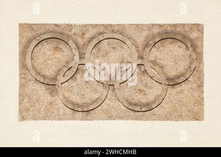 Anneaux olympiques au stade olympique, site des Jeux d'hiver de 1936, porte-flambeau, Garmisch-Partenkirchen, haute-Bavière, Bavière, Allemagne Banque D'Images