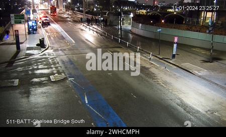 Photo de la distribution de la police métropolitaine datée du 31/01/24 prise à partir d'images de vidéosurveillance d'Abdul Ezedi (gauche portant une veste noire), le suspect dans l'attaque de Clapham à la substance alcaline, près du pont de Chelsea. Ezedi est censé être «entré» dans la Tamise, a déclaré la police métropolitaine. La force a déclaré vendredi que sa principale hypothèse de travail était que le jeune homme de 35 ans était «allé à l'eau», mais qu'aucun corps n'avait été trouvé. Date d'émission : vendredi 9 février 2024. Banque D'Images