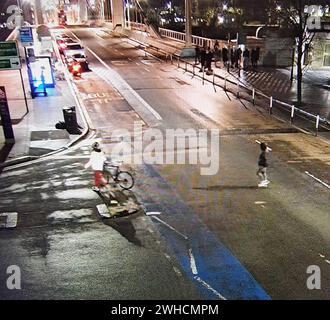 Photo de la distribution de la police métropolitaine datée du 31/01/24 prise à partir d'images de vidéosurveillance d'Abdul Ezedi (en bas à droite portant une veste noire), le suspect dans l'attaque à la substance alcaline Clapham, près du pont de Chelsea. Ezedi est censé être «entré» dans la Tamise, a déclaré la police métropolitaine. La force a déclaré vendredi que sa principale hypothèse de travail était que le jeune homme de 35 ans était «allé à l'eau», mais qu'aucun corps n'avait été trouvé. Date d'émission : vendredi 9 février 2024. Banque D'Images