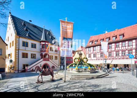 Fontaine de Pâques, hôtel de ville, place du marché, Pâques, printemps, village viticole, Am main, Mainschleife, Volkach, Franconie, Bavière, Allemagne Banque D'Images