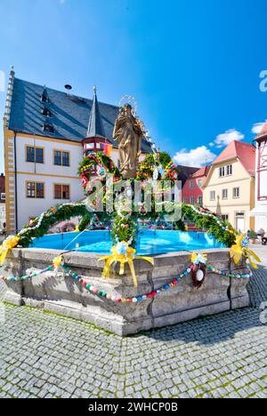 Fontaine de Pâques, hôtel de ville, place du marché, Pâques, printemps, village viticole, Am main, Mainschleife, Volkach, Franconie, Bavière, Allemagne Banque D'Images