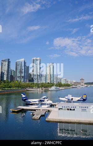 Terminal d'hydravion et immeubles de grande hauteur, Coal Harbour, Burrard Inlet, Vancouver (Colombie-Britannique), Canada Banque D'Images