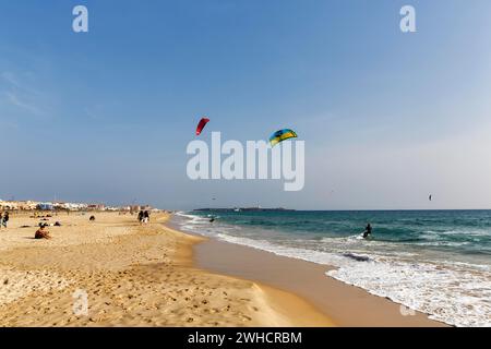 Plage de sable Playa de los lances, kitesurfeurs et marcheurs, Tarifa, détroit de Gibraltar, Costa de la Luz, Andalousie, Espagne Banque D'Images