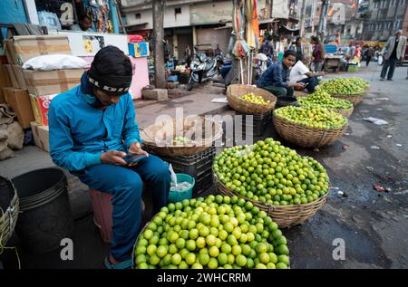 Vendeur vendant des citrons sur un marché, avant la présentation du budget intérimaire 2024 par le ministre des Finances de l'Union Nirmala Sitharaman, à Guwahati Banque D'Images