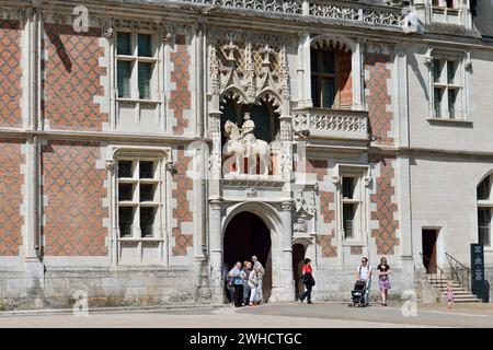 Entrée avec statue équestre de Louis XII, Château de Blois, Blois, Loir-et-cher, région Centre-Val de Loire, France Banque D'Images