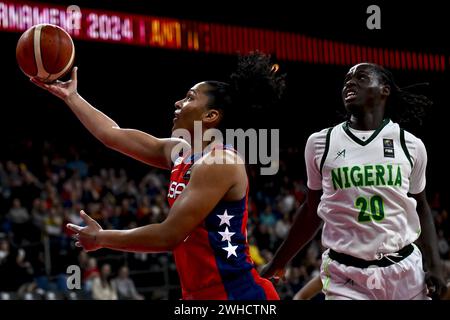 Anvers, Belgique. 09th Feb, 2024. Les américaines Alyssa Thomas et la nigériane Murjanatu Musa photographiées en action lors d'un match de basket-ball entre le Nigeria et les États-Unis, vendredi 09 février 2024 à Anvers, lors du tournoi de qualification de basket-ball féminin FIBA pour les Jeux olympiques d'été de 2024 à Paris, France. PHOTO DIRK WAEM crédit : Belga News Agency/Alamy Live News Banque D'Images