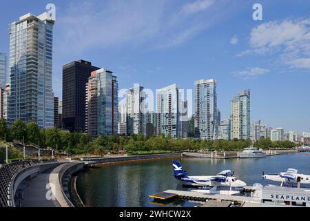 Terminal d'hydravion et immeubles de grande hauteur, Coal Harbour, Burrard Inlet, Vancouver (Colombie-Britannique), Canada Banque D'Images