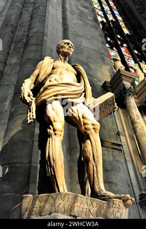 Sculpture de Saint-Barthélemy en face de la cathédrale de Milan, Duomo, construction commencée en 1386, achevée en 1858, Milan, Milan, Lombardie, Italie Banque D'Images