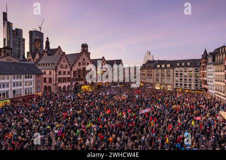 Environ 20 000 personnes se sont rassemblées sur le Roemerberg à Francfort-sur-le-main le 5 février 2024 pour manifester en faveur de la démocratie sous la devise Francfort Banque D'Images