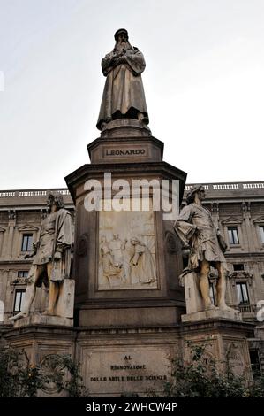 Monument de Pietro Magni, Léonard de Vinci de 1872, Piazza della Scala, Milan, Italie Banque D'Images