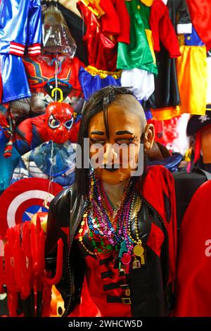 La Paz, BOLIVIE ; 9 février 2024 : un masque en caoutchouc montrant María Galindo Neder, leader du collectif féministe bolivien Mujeres Creando, en vente sur un stand vendant masques et costumes pour le Carnaval, qui a lieu ce week-end. María Galindo est une féministe radicale bien connue en Bolivie qui travaille également comme présentatrice de radio. Mujeres Creando est fortement impliqué dans les campagnes contre la violence à l'égard des femmes, la promotion des droits des femmes et d'autres questions sociales, la défense des femmes. Les stands vendant des costumes de carnaval vendent souvent des masques qui sont des caricatures de politiciens et de personnalités publiques ainsi que plus typ Banque D'Images